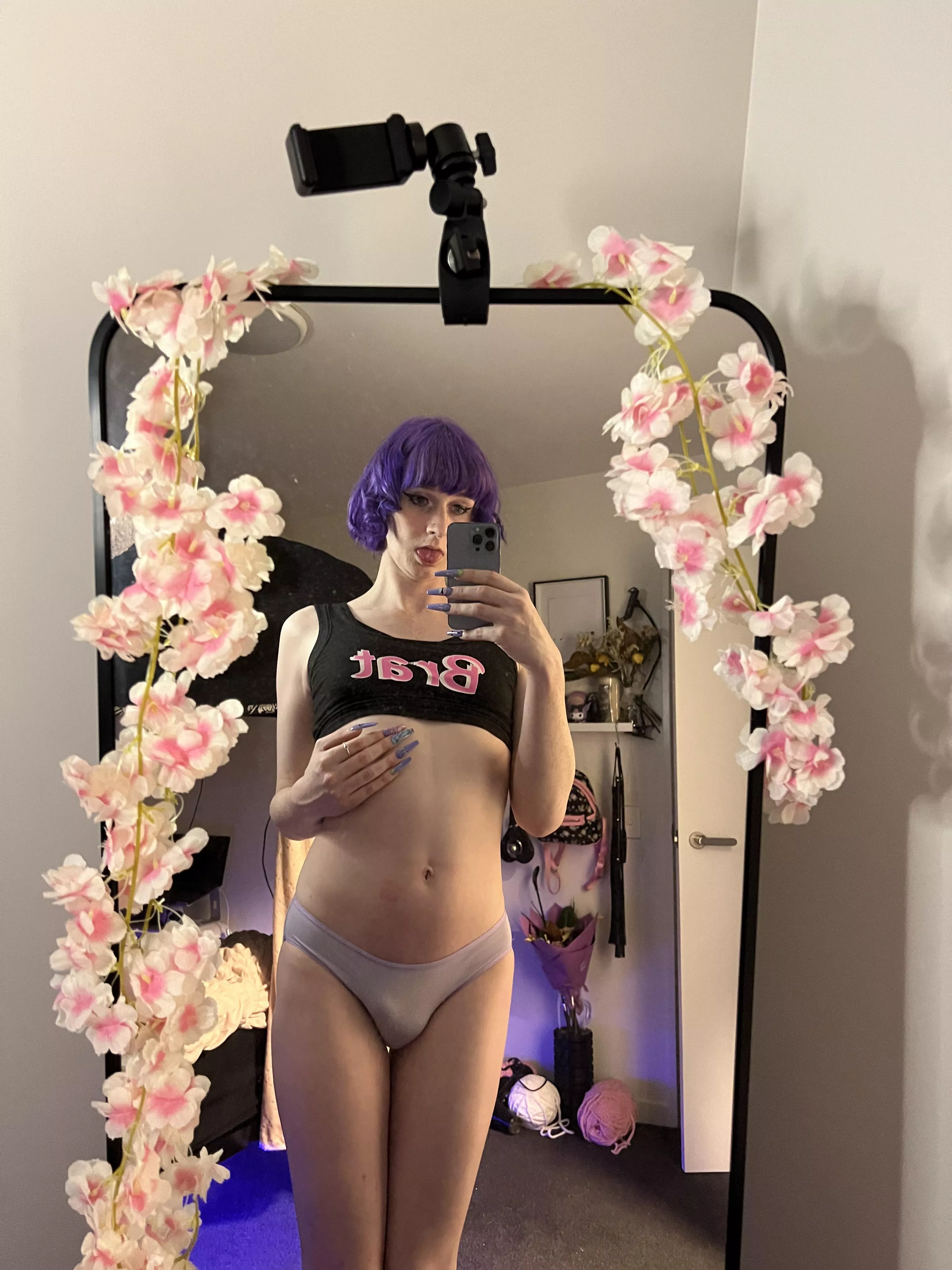 Am i cute enough to date? (Or fuck) 🙈👀 posted by CassieMoansOfficial