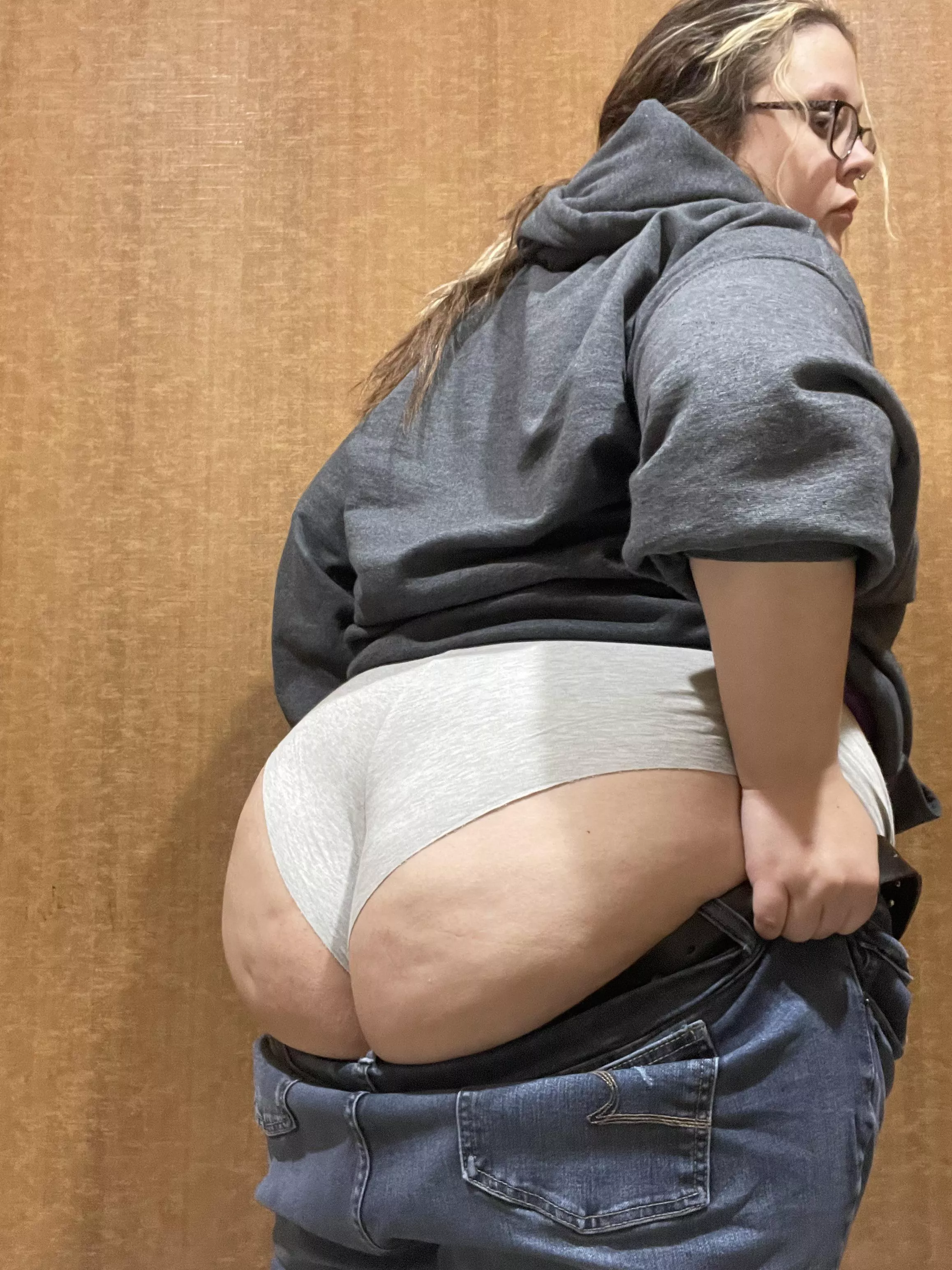 Ass so fat these jeans don’t wanna come up posted by Kassie-rod