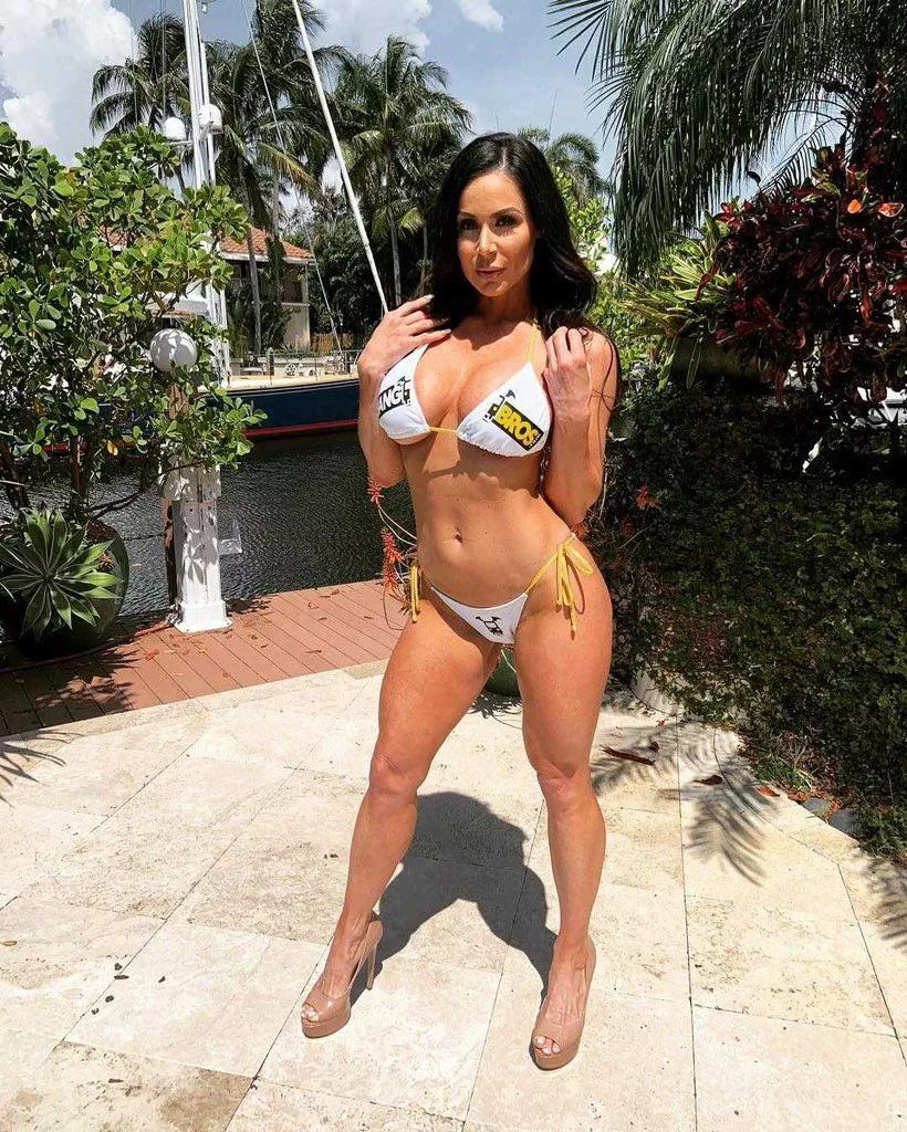 Bikini babe posted by GhostGoSavage