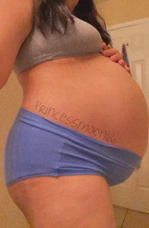 Do my pregnant curves make you hard? 🤰🏻 by Milkymooon66