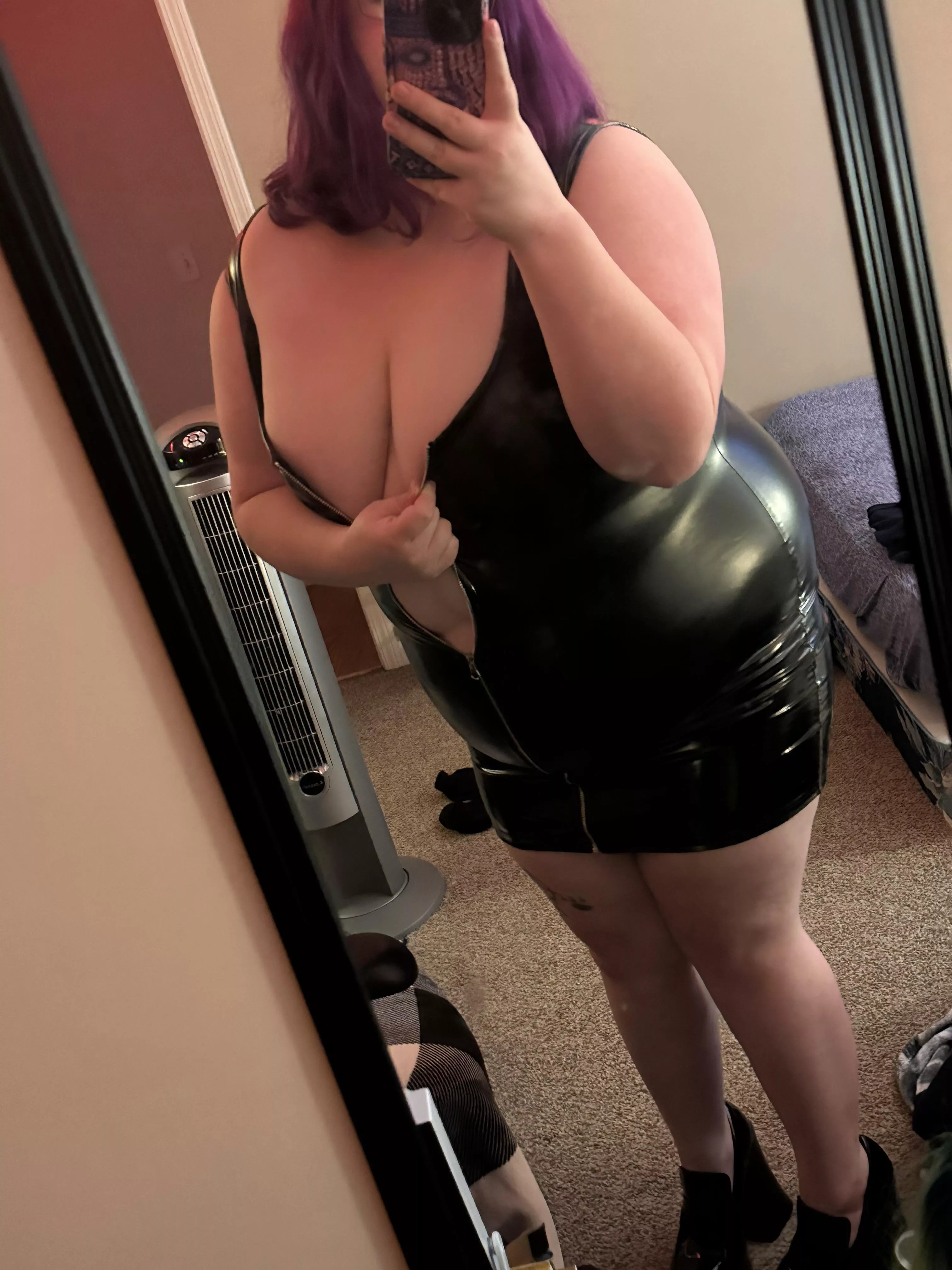 I cant zip up my outfit anymore 😅 posted by goddesskarma3