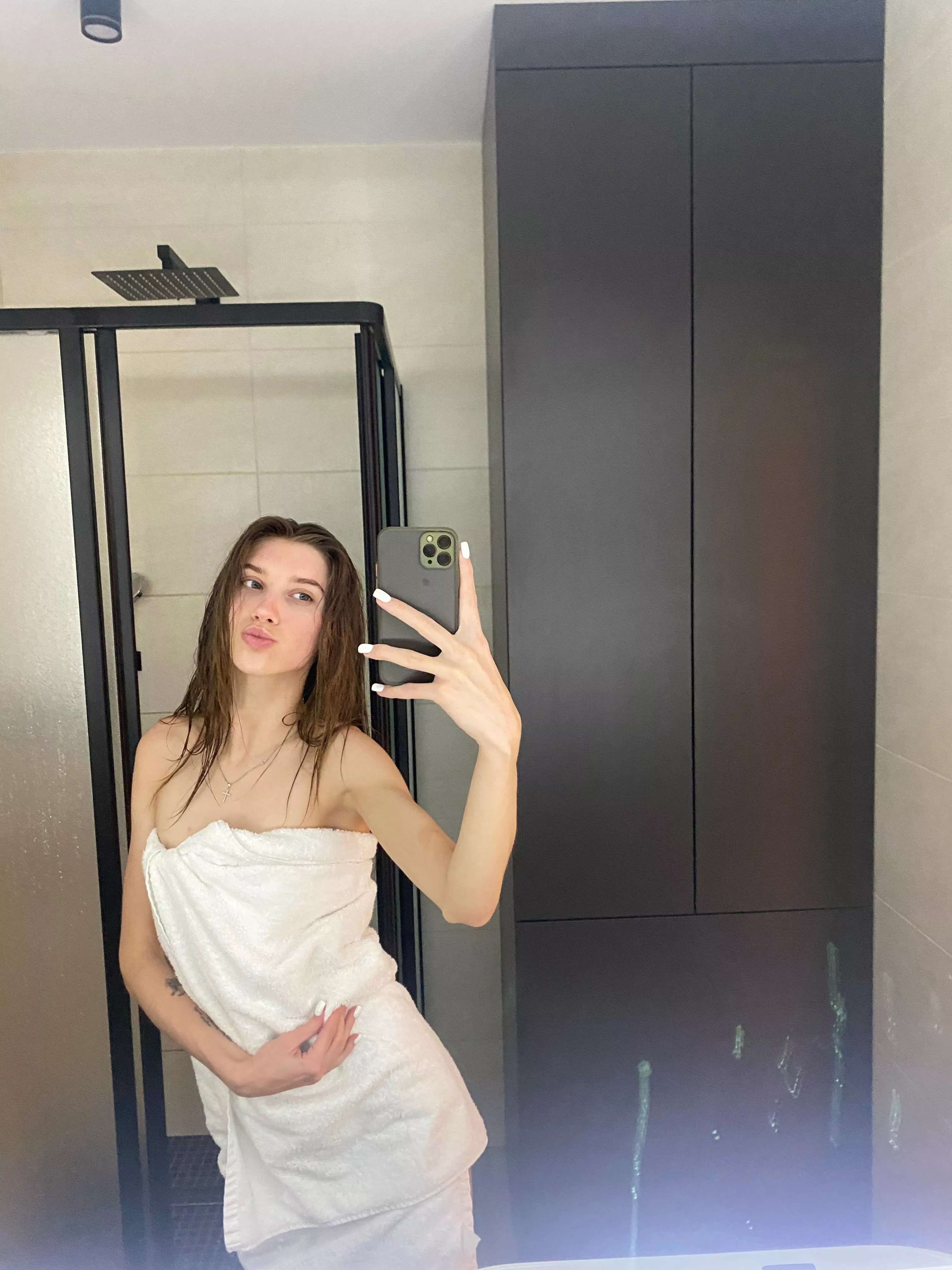 I like to take selfies after a shower F19 posted by Blautschi