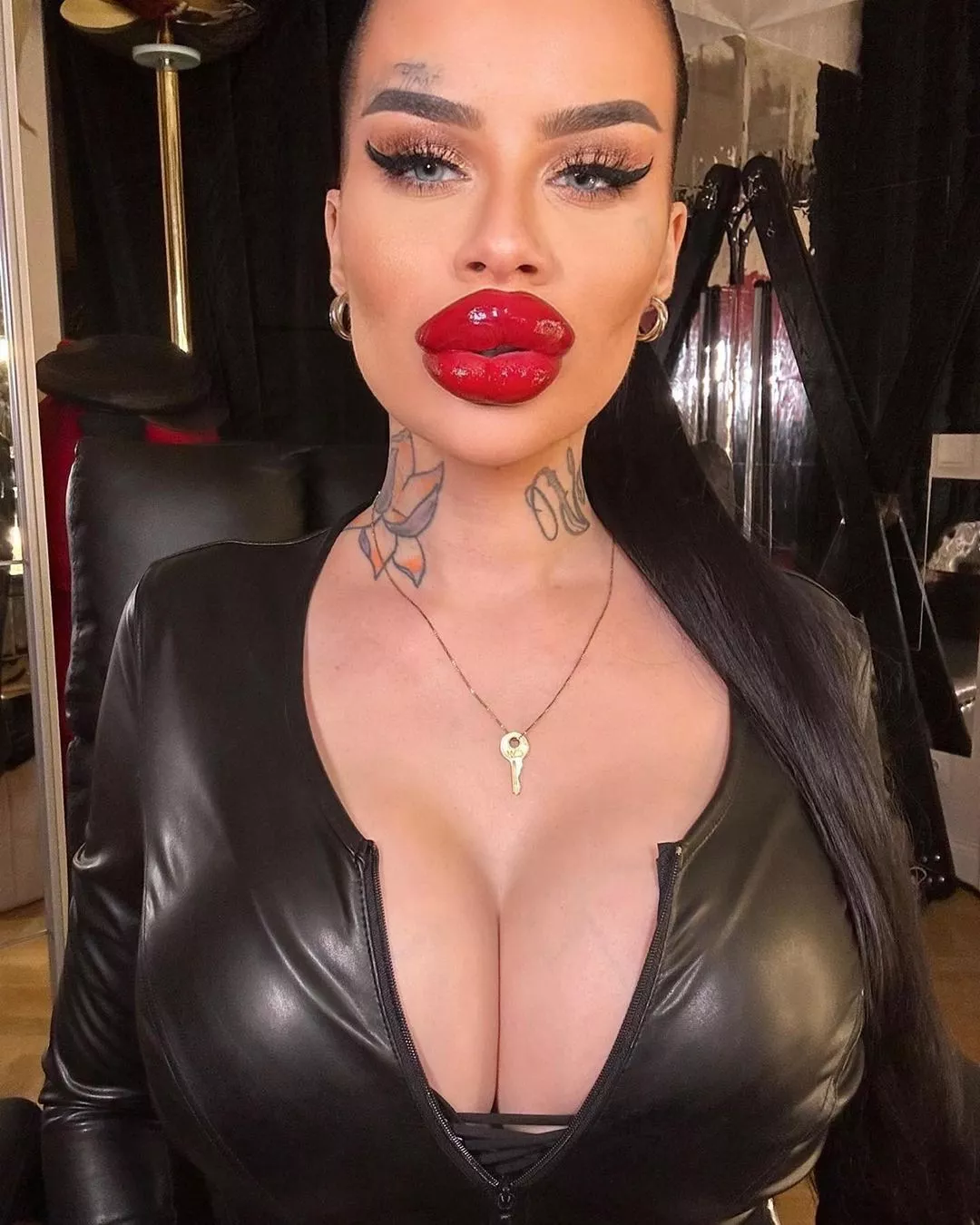 Red lips posted by bimbol0ver