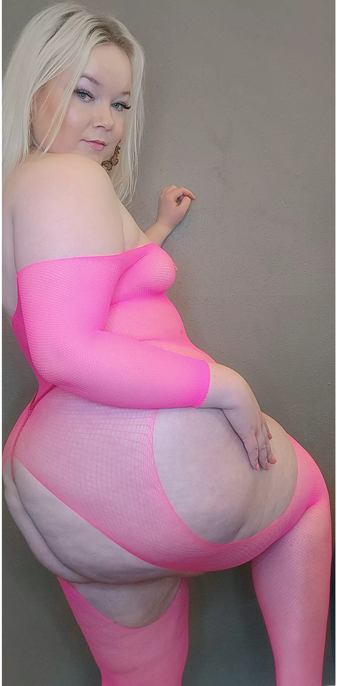 Thong Thursday 🩷 posted by sandie_cheeks