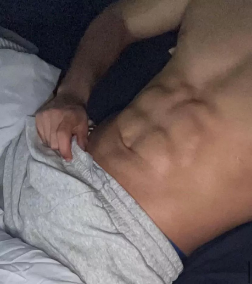 19 Hmu hung guys jamesswimmer23 +muscular posted by Federal-Delay-4629