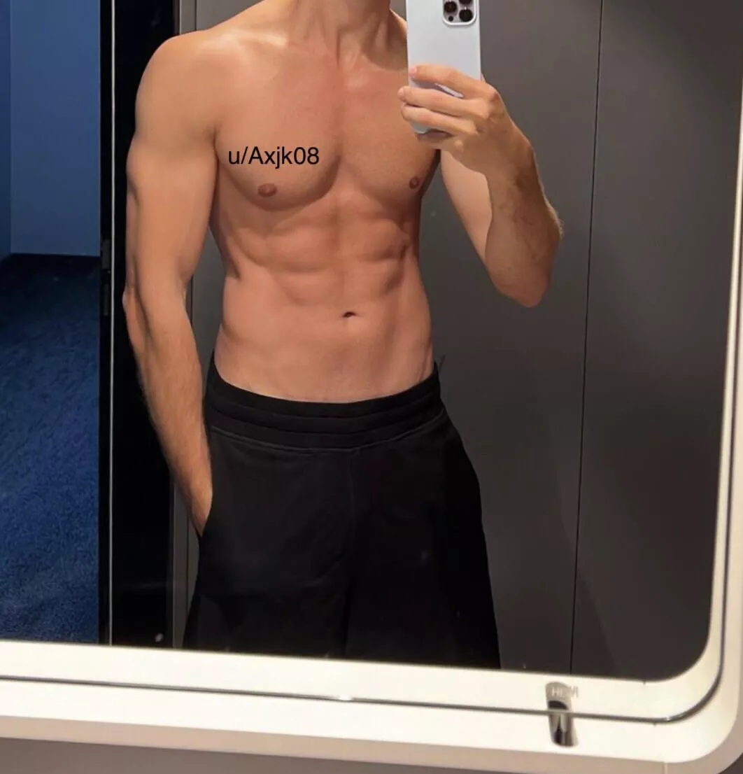 26 | Hung 9.5in Dom looking for fit jock subs. Other Hung jocks welcome. DM a pic for Snap. posted by axjk8