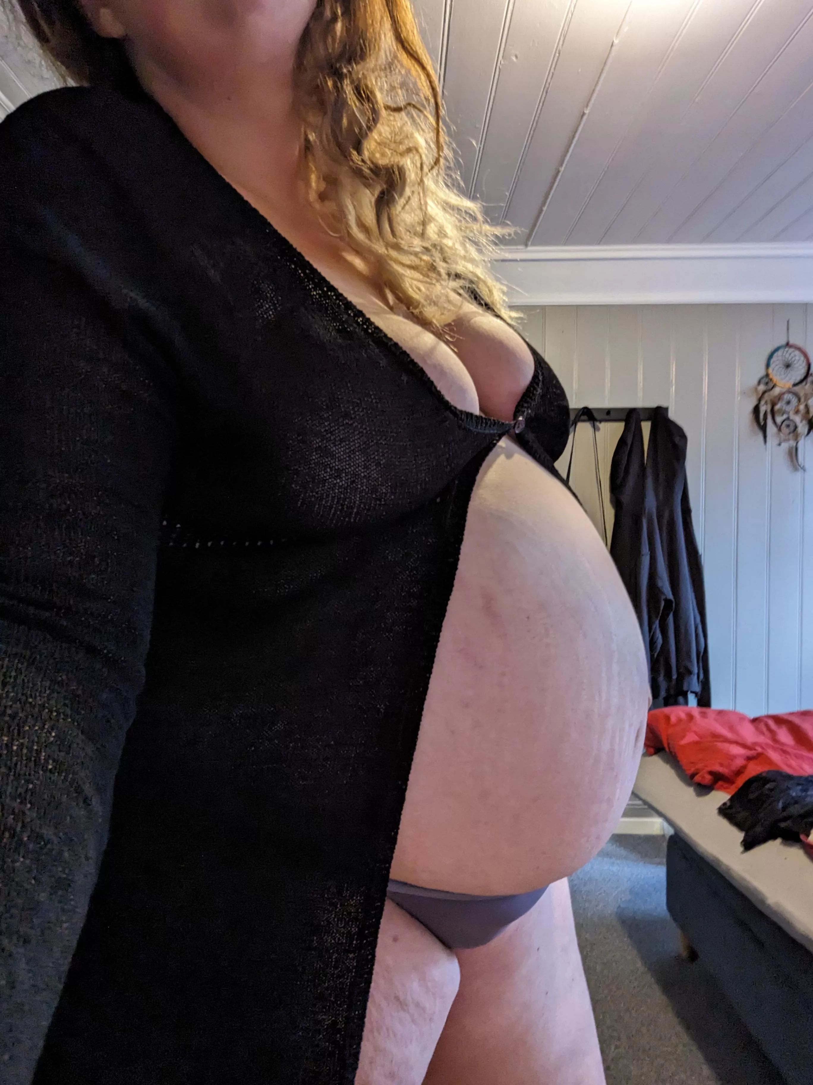 37weeks and loving some attention posted by ssws_rebebekka