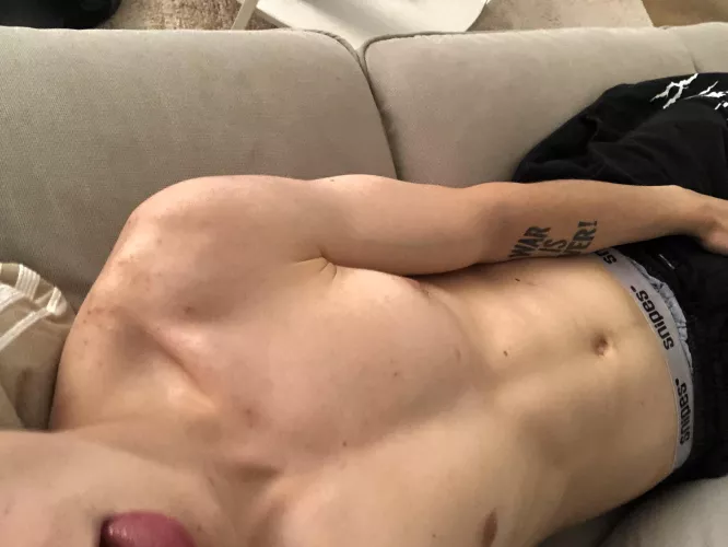 Chillin by Chiimneyy