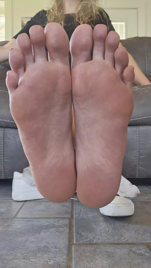 Come don't be shy...be my footstool 😉💋 by 3_flowers