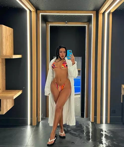 Flawless from head to toe. by Dwarfishhopkins94