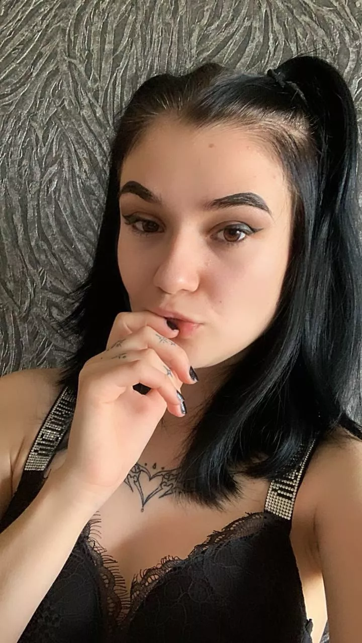 Full brunette😏 posted by Angelic_Seductress9