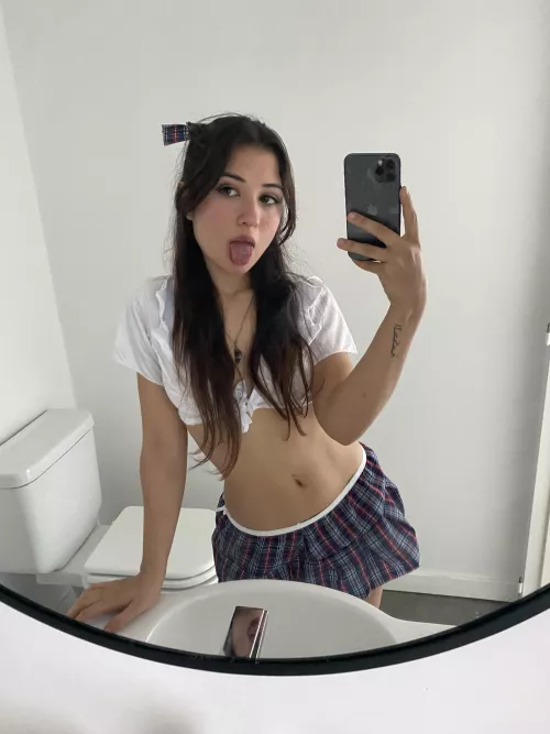 Hi, I'm your new favorite college teen girl :) by annualpanel