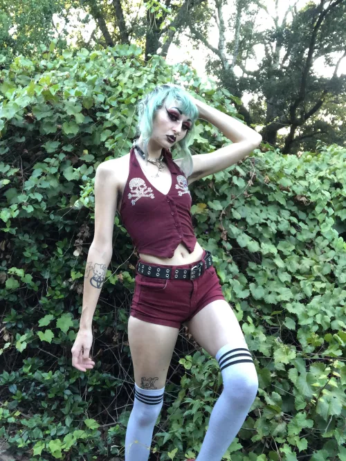 I wanna hang around outside ~ by TsundereTomboy