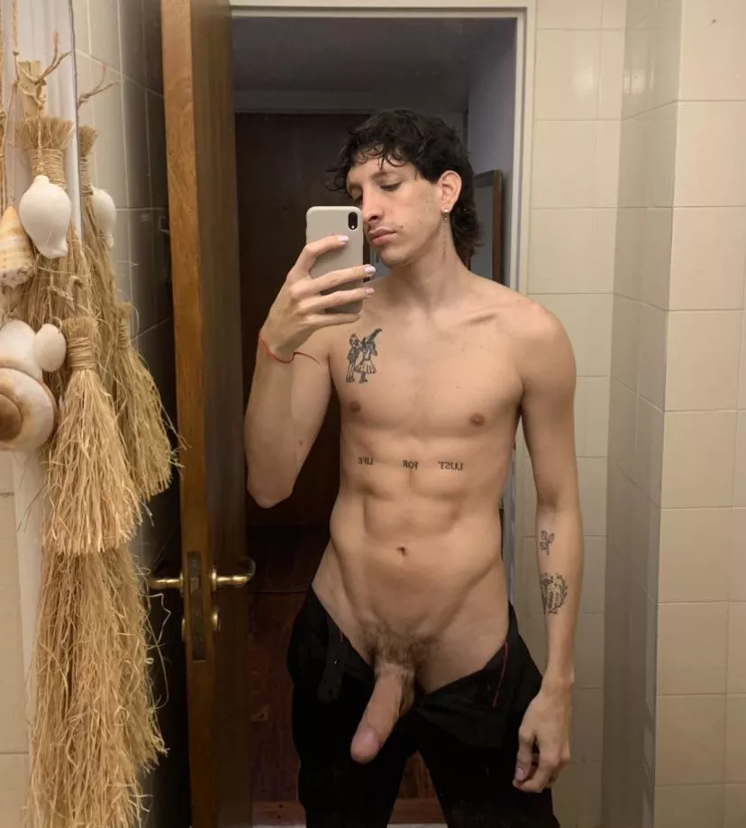 Idk if i’m a twink, a twunk or daddy😈 what do you think? posted by lifesizedoll00