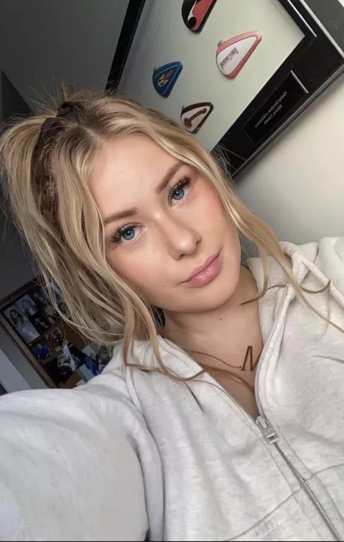 She’s got the look. by AmazingDDs