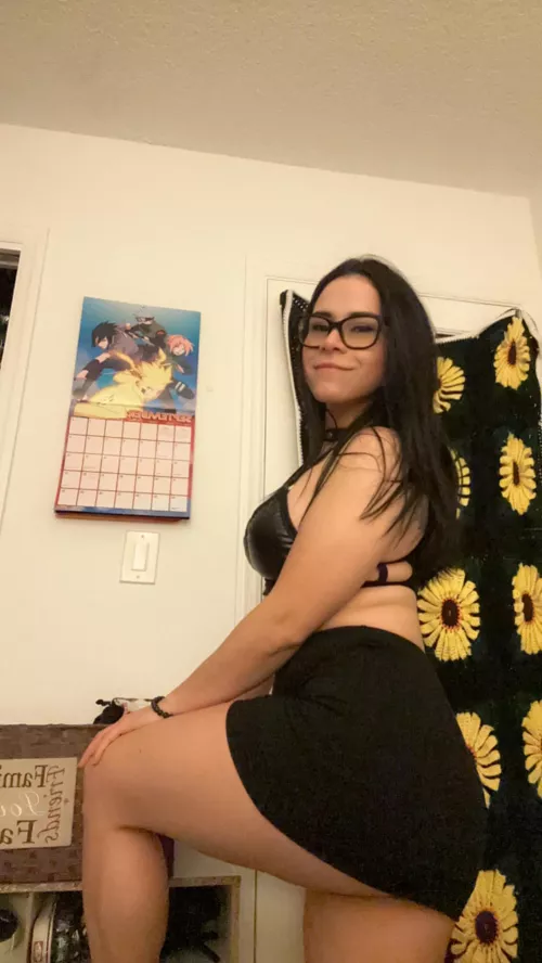 5ft Latin woman. by greenmountainstoned