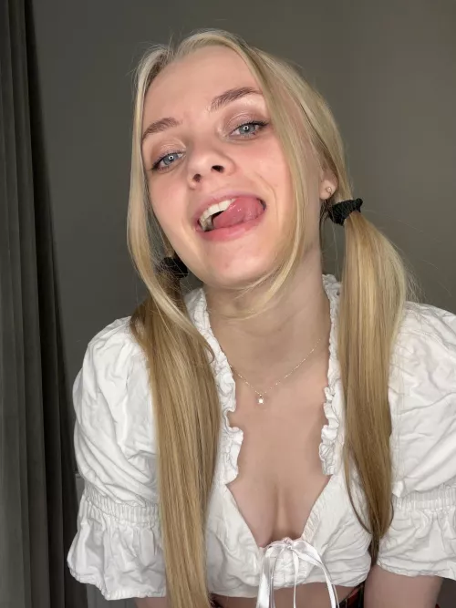 Blonde bombshell, ready to ignite! by aquiestlemonde