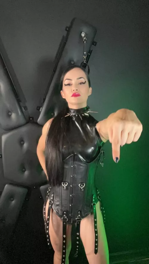 Get in your place as you wait for a chance to be Naomi's beta... by safesweetdreams