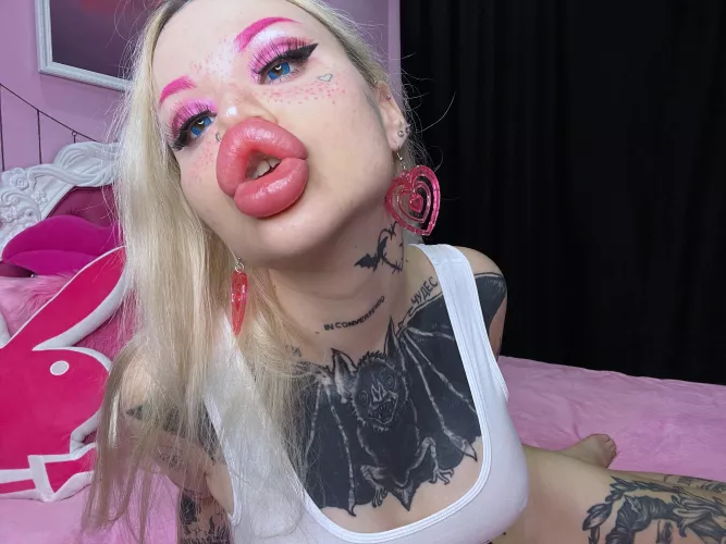 I need lips bigger than my whole face by nasty_bimbo