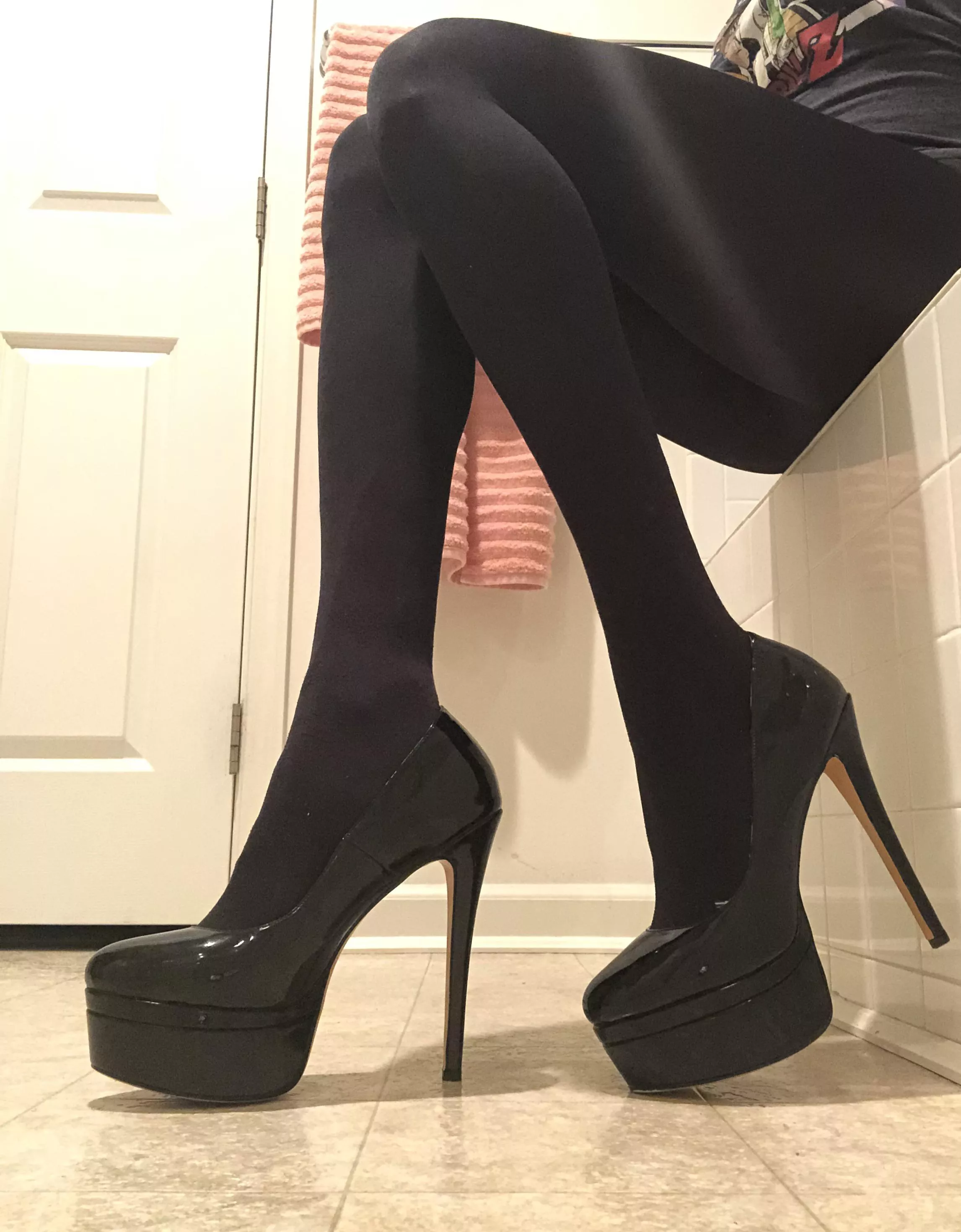 My legs look so great in these pumps posted by MissxNatalia