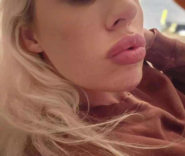 puffed up 💋 by FeistyAbalone7644