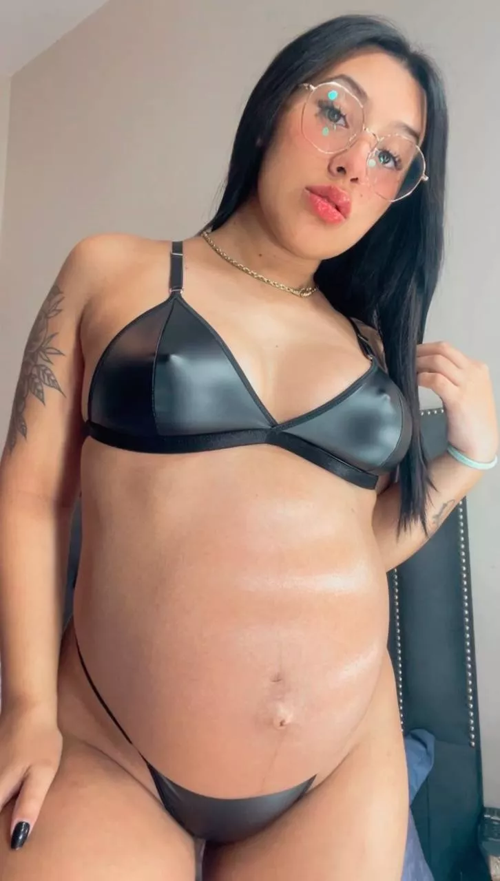 Blowjob or fuck?🥵 Preggo latina posted by Aguussdani22