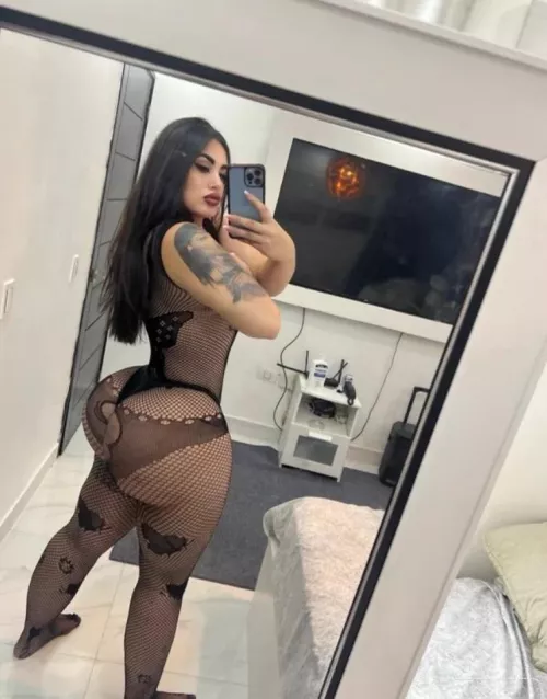 I wanna rip off that fishnet 😩 by lowkeyydemon