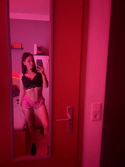 my tummy looks really tight today [IMG] :) by Swaggangster69