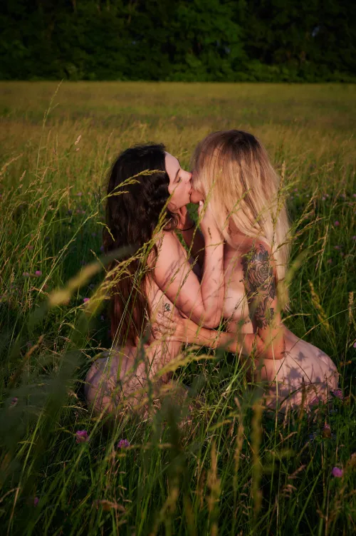 She’s too pretty not to kiss by p3aches_n_cream