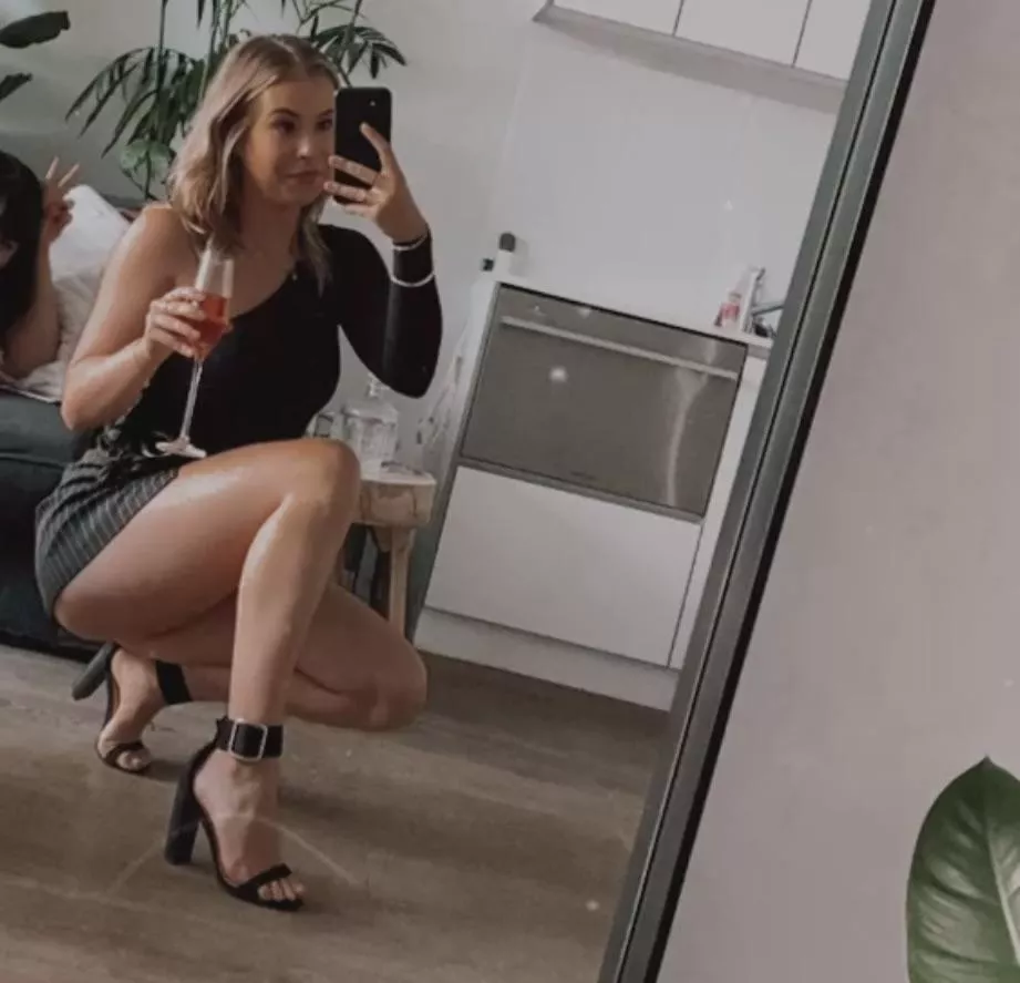 Classy school girl 🥂 posted by Margotrobbie66_