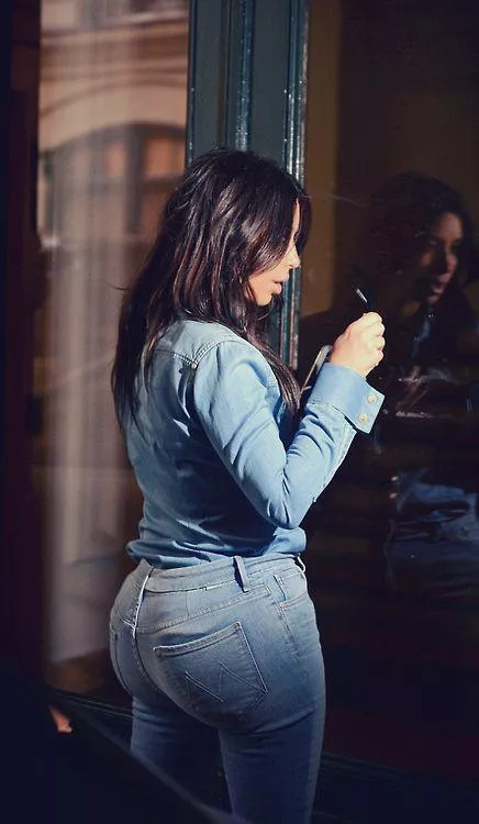 Bubble butt in jeans posted by ridgereaper23