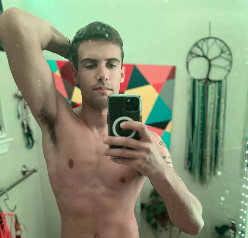 Can you feel the scent of this hairy pit? posted by Kiekeyz