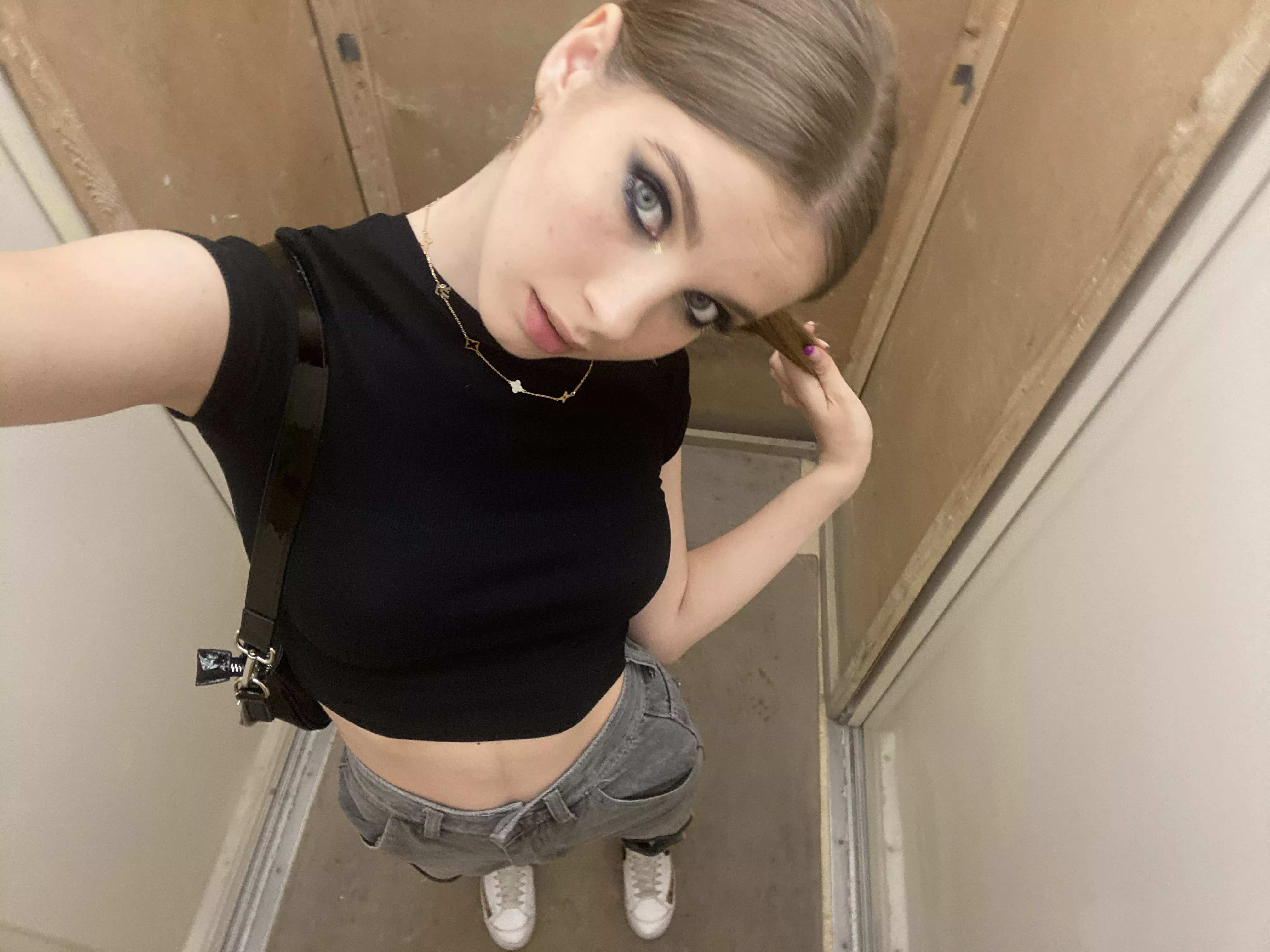 Crop top of the day 😊 posted by HappySofi