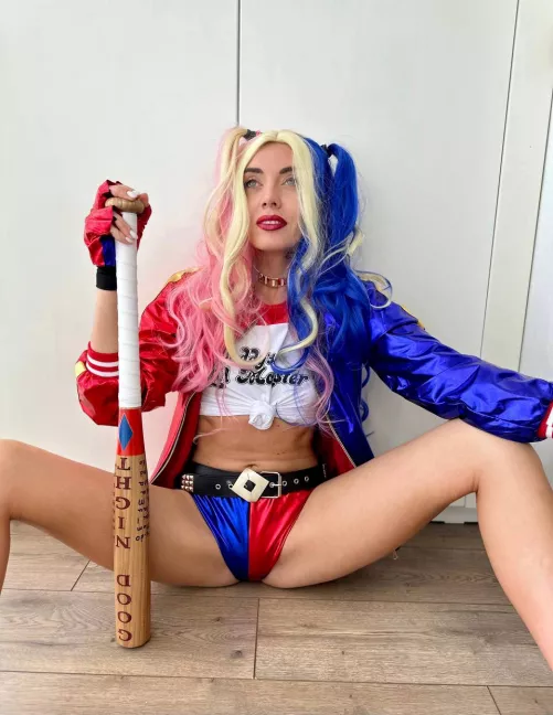 Harley Quinn goes hunting :) by SadWorsfs