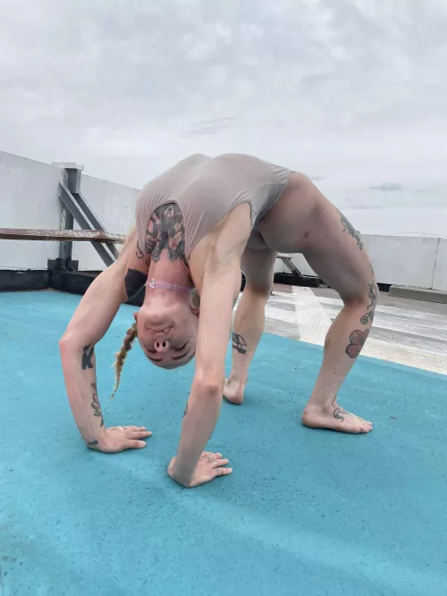 i carry most of my weight in my booty by Cythia_Susa