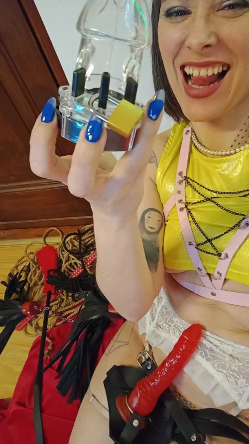 I really enjoy caging cocks, do you think yours would fit in here submissive? by DominAve