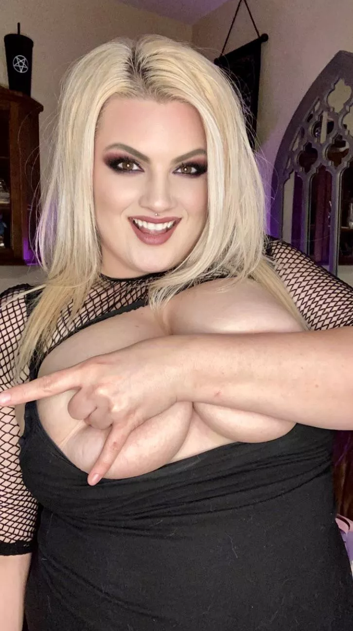 Metalhead MILF posted by Belflock