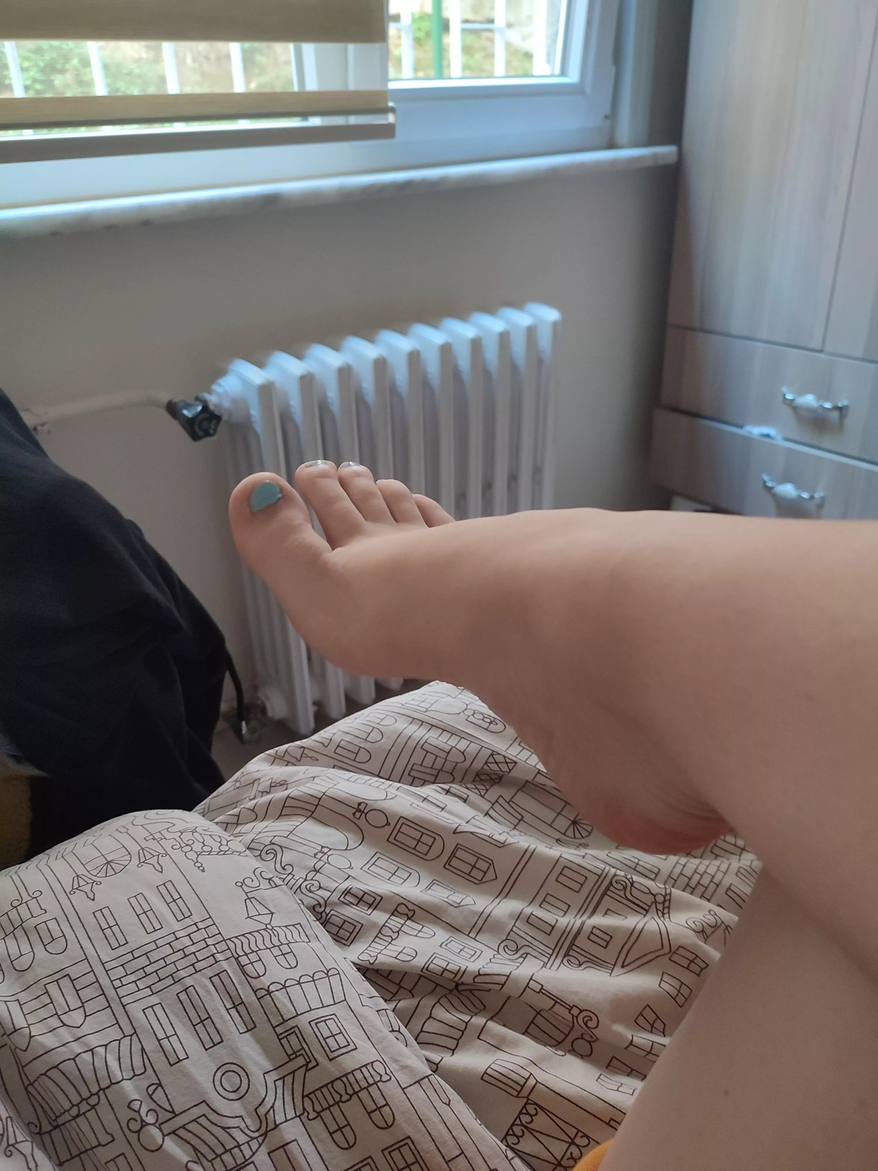 My ex didn’t like to suck my toes so i left him, are you sucking my toes :3 posted by dexie420