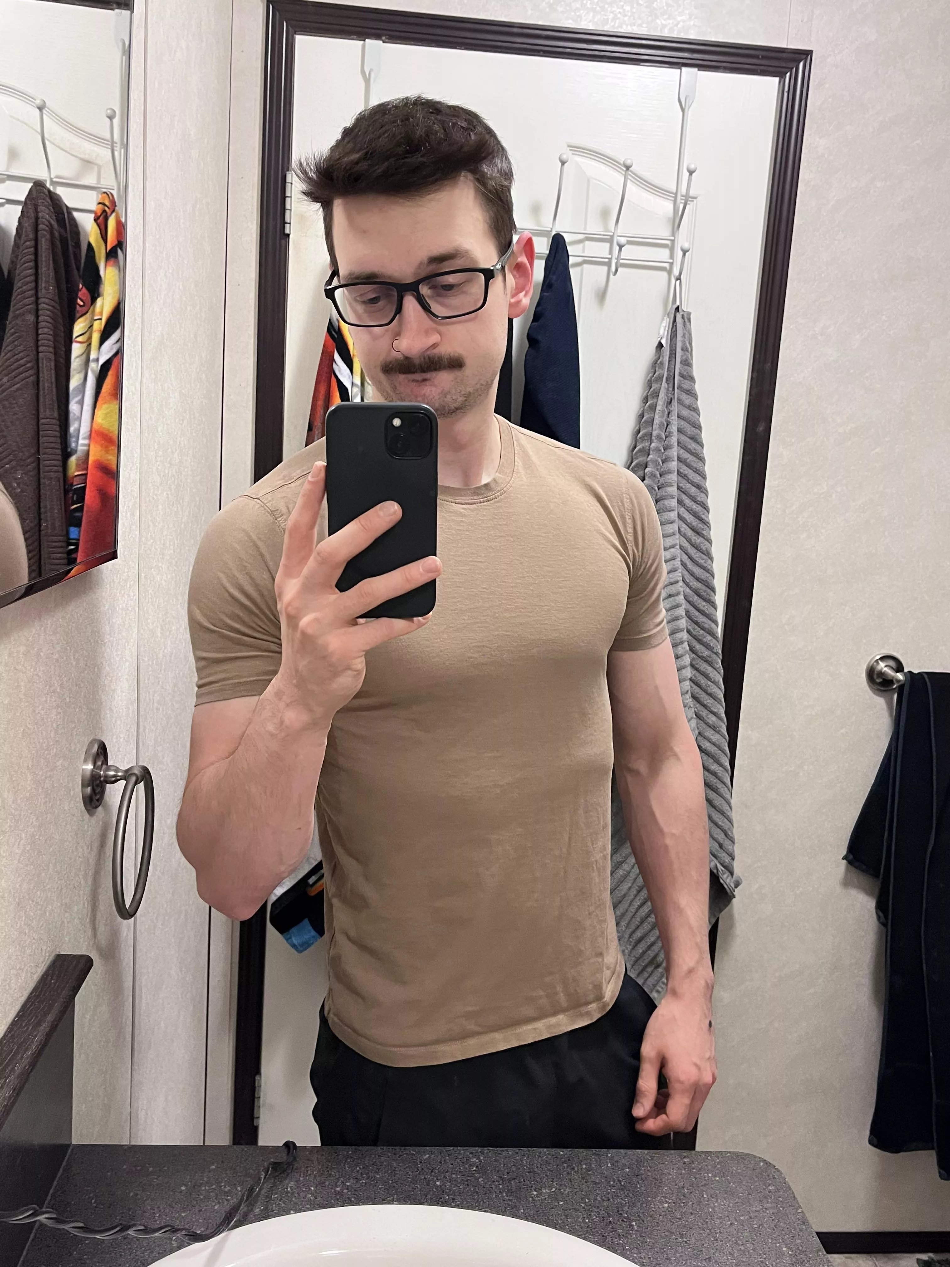 The downside of working out, old clothes don’t fit anymore 😅 posted by _dipfit_