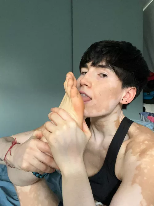 Who likes feet? by yourvitiligogirl