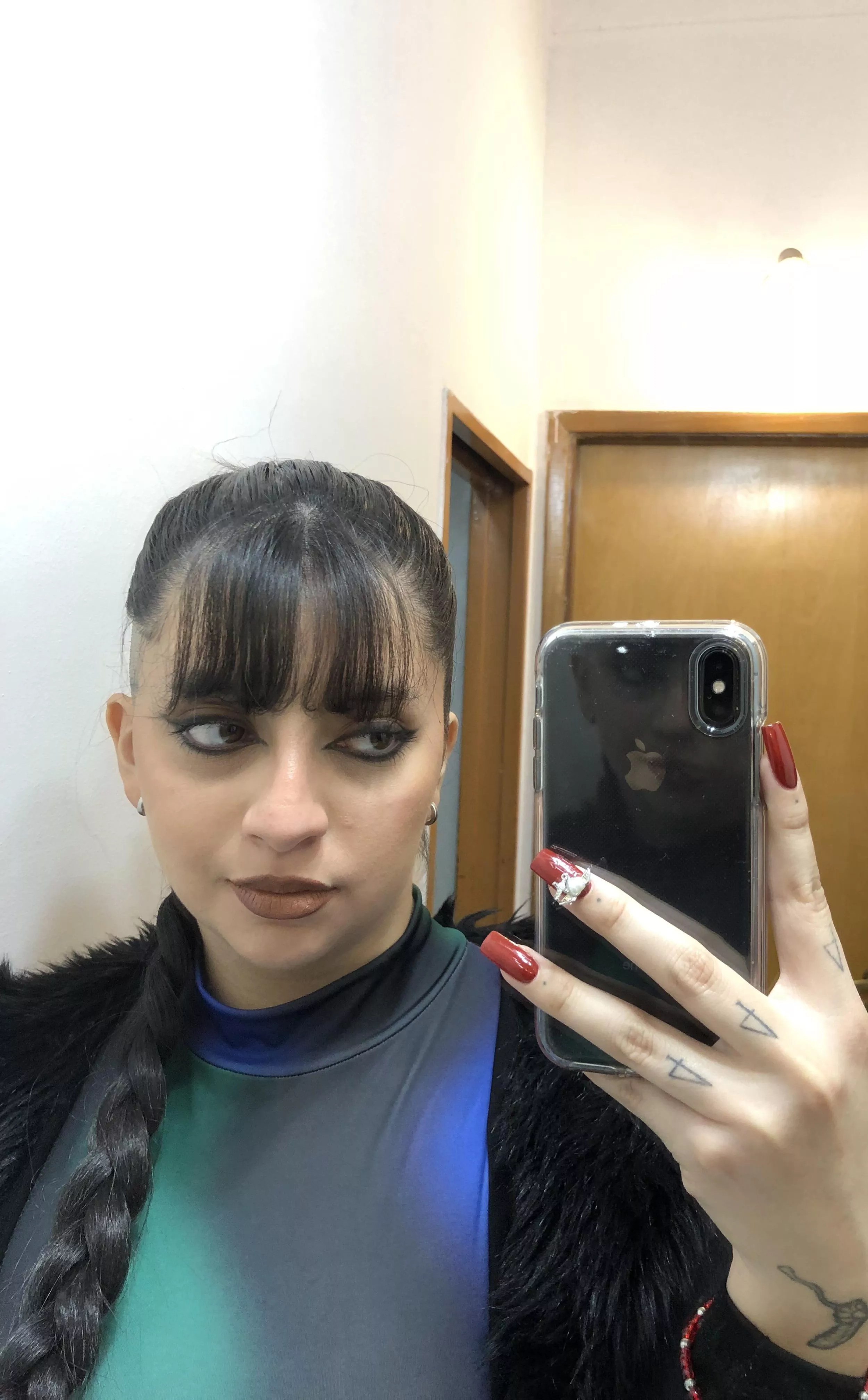 do u like the color of my long claws? posted by venusazoraa