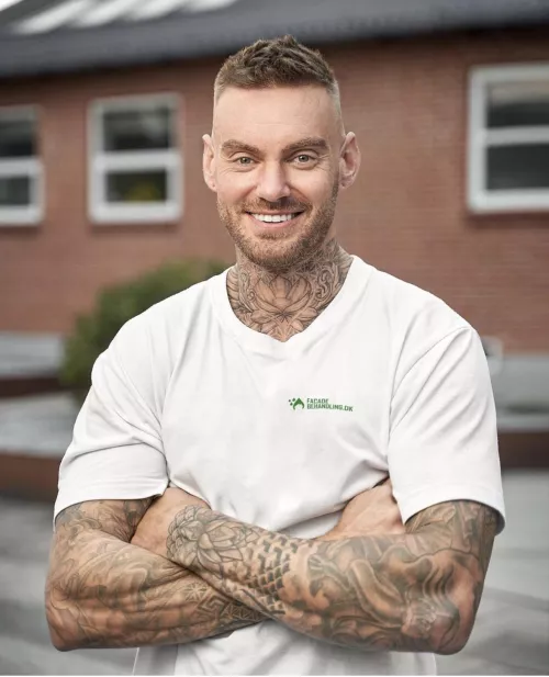 Guess My job 💪🏼😀 by PaintingNo9153