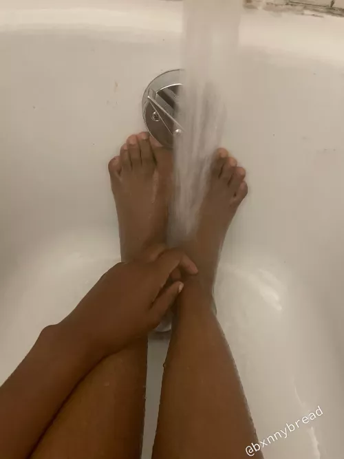 Hands and toes ☺️ [OC] by Bxnnybreadd