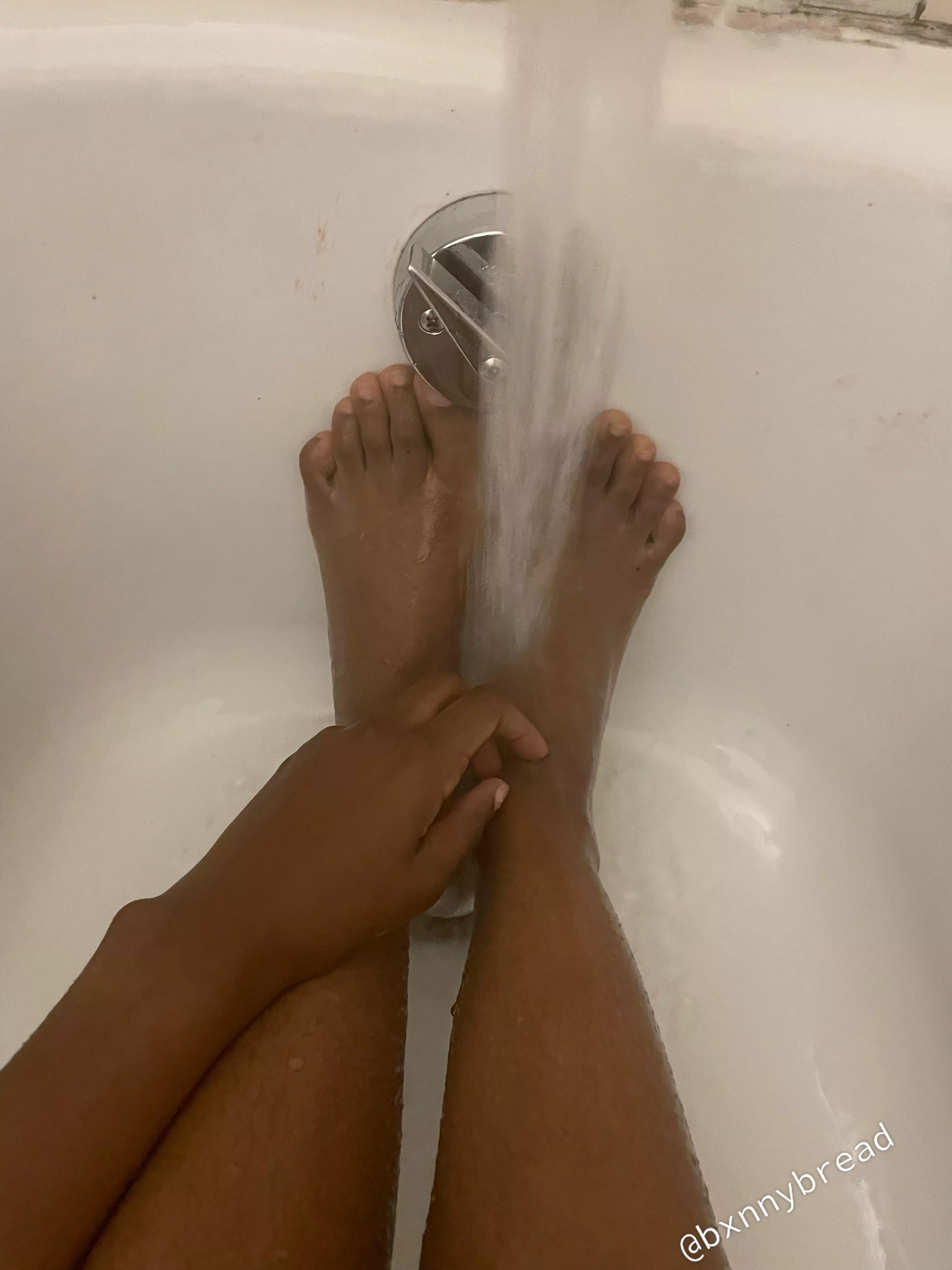 Hands and toes ☺️ [OC] posted by Bxnnybreadd