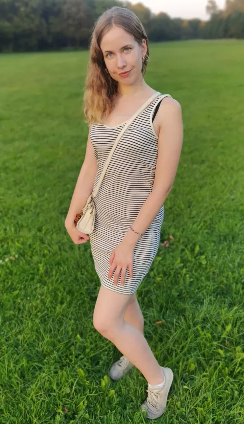 I don't see many tight dresses for the day in this sub, so here is one ✌️ by naturalgirl_mel