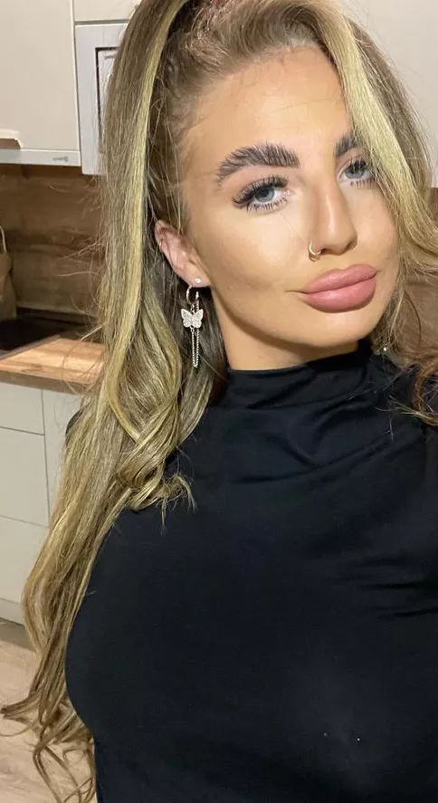 Look at those lips posted by [deleted]