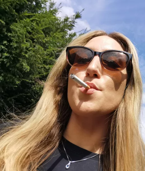 Sun is up 🌞🚬 outside smoking by derrie_t