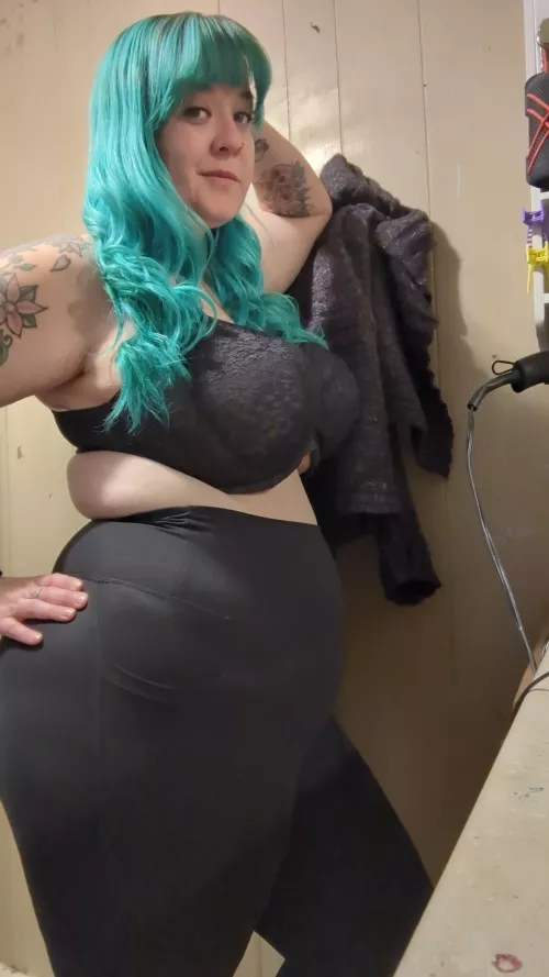 Wanna be late for work.. by EllesCuteFeets