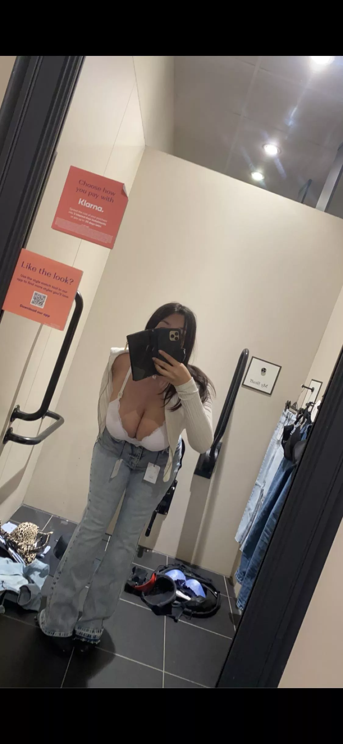 What word would you use to describe my cleavage?🫦 posted by JennifersNude