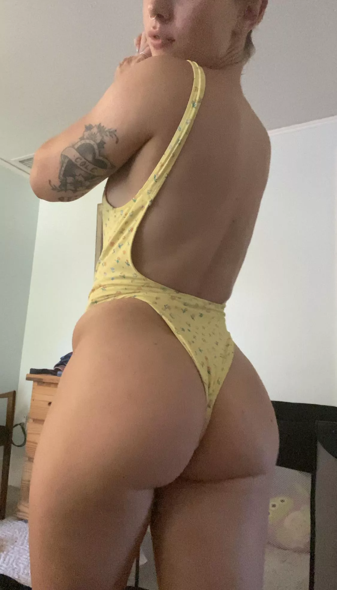 yellow is my favorite 💐 posted by michrichm0nd